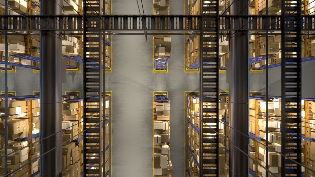 Widok z g&oacute;ry na regały magazynowe z towarami