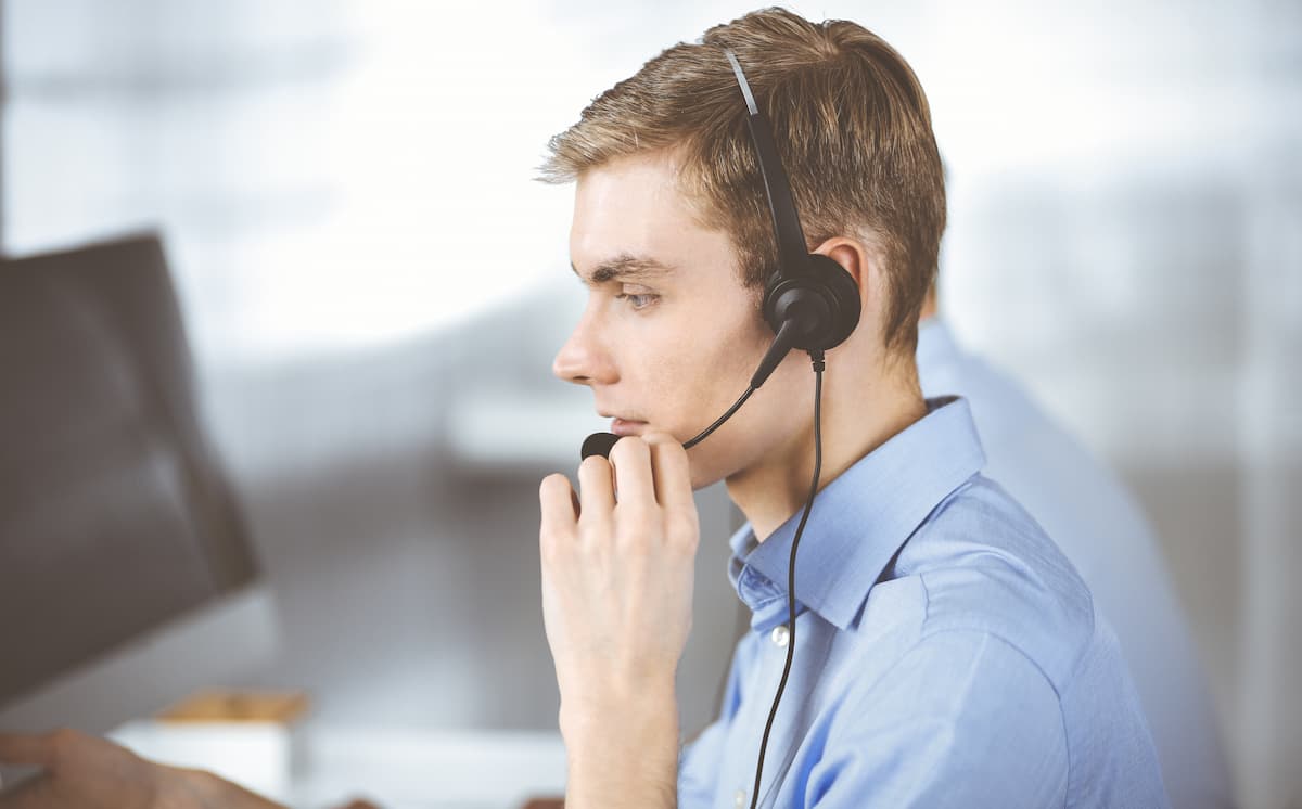 Specjalista Supportu udzielający zdalnego wsparcia technicznego w zakładzie produkcyjnym